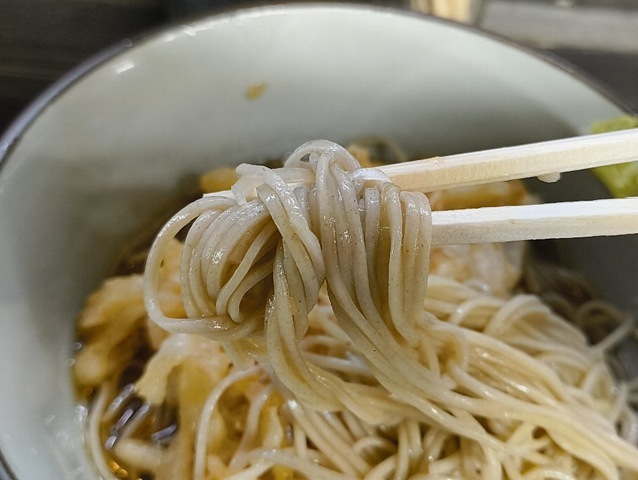 油を纏った蕎麦を手繰る