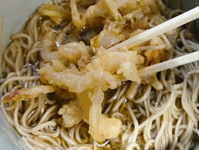 漸く汁の染み込んだかき揚げを食べる