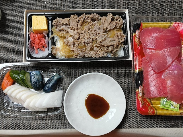 「日山」の「牛どん弁当」で夕餉にしたのだが、おかずもスーパーで買ったものなので手抜きも甚だしい。だけど今日の「牛どん弁当」はと云えば、味が薄めで（とは云っても十分塩っぱいが）腎臓の悪いあたし向けの味なのだ。でもこれが うまかったのだよ（笑）。（日山松屋浅草店：花川戸一丁目）