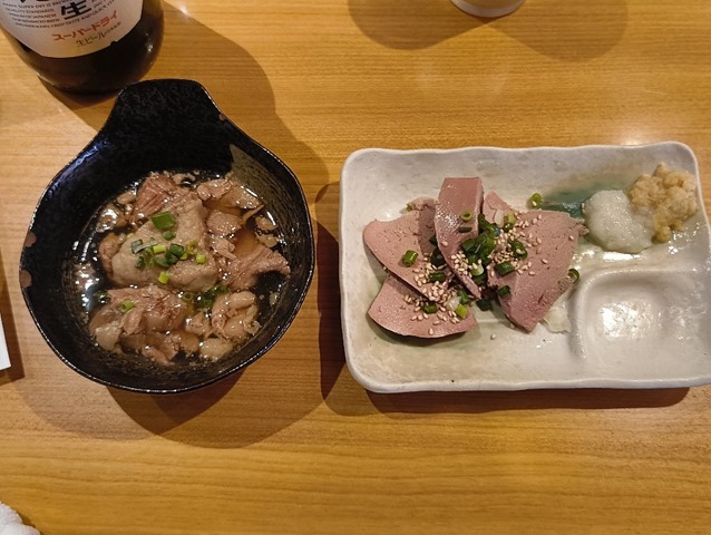 牛スジ煮込みとレバ刺し
