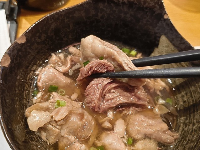 牛スジ煮込みを食べる