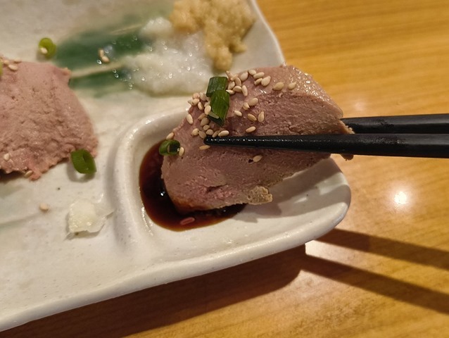 レバ刺しを食べる