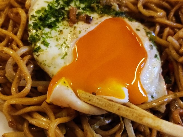 目玉焼きを崩し、そのトロトロを麺に絡めて食べるのだ