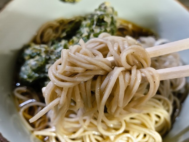 蕎麦を手繰る