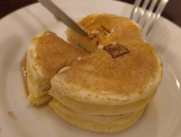 ホットケーキ4分の1を切ってもらって食べるのだ