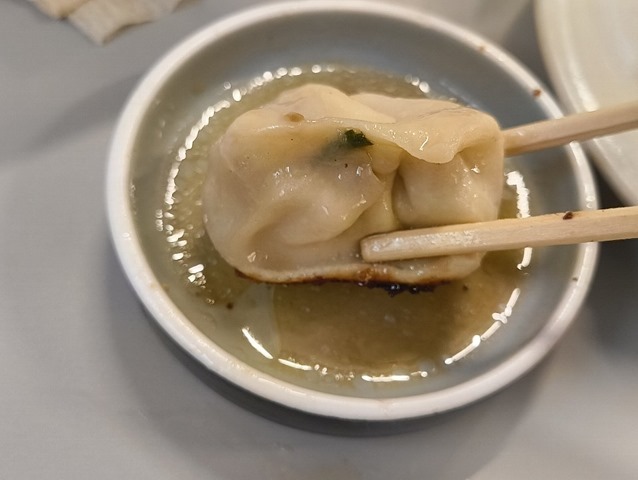 焼き餃子を食べる