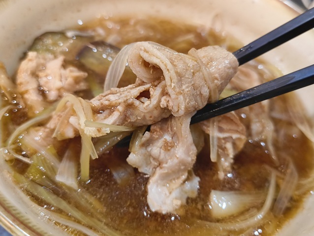 豚肉を食べる