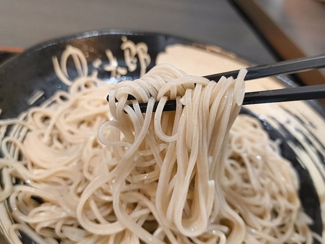 蕎麦を手繰る