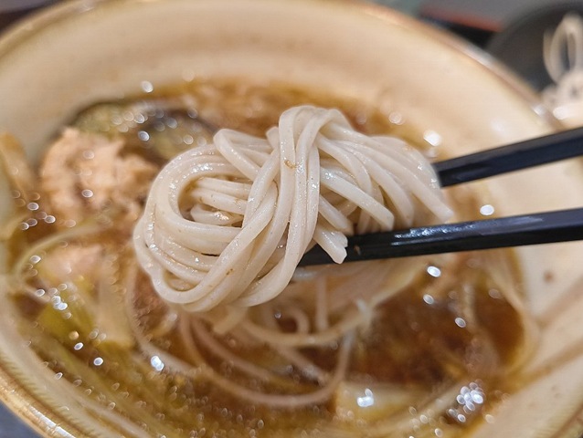 蕎麦を汁につけて食べるのだ