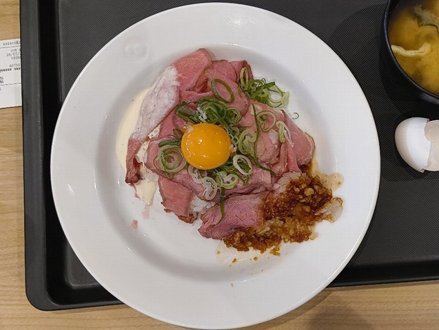 『松屋 本所吾妻橋店』で「ローストビーフ」（並盛）でランチ。「ローストビーフ」は2つのソースが掛かっている。オリジナルソースとレフォールソースだ。 はたしていかなるものなのかと期待しながら待てば、それは確りとうまかったのだよ（笑）。（松屋 本所吾妻橋店：墨田区吾妻橋三）