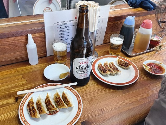 先ずはビールと餃子だ