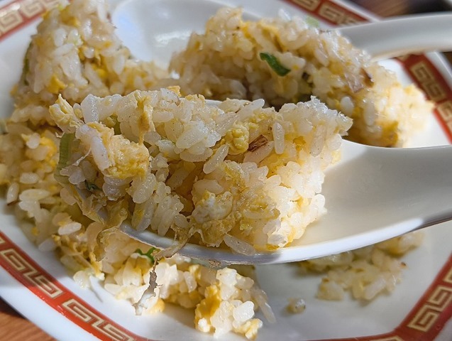 チャーハンを食べる