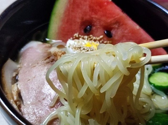 麺を手繰る