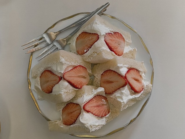 「コーヒーショップ カリブ」で「きせつのフルーツサンド」（いちご）（ペリカンバンで作っています）を食べたのだ。ほんとは食べるつもりはなかったのだが、今日は（家人がいたので）一切れだけたべたのだが、食べれば、どうしようもなく、うまいのだよ（笑）。（コーヒーショップ カリブ：浅草二丁目）