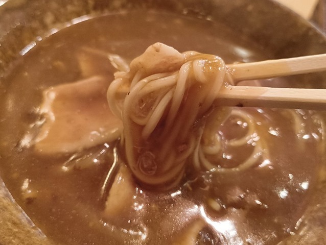 カレーをたっぷりつけて食べる