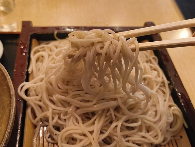 蕎麦手繰る