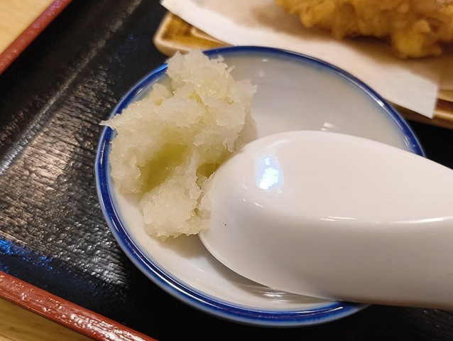 小皿におろしが残っている