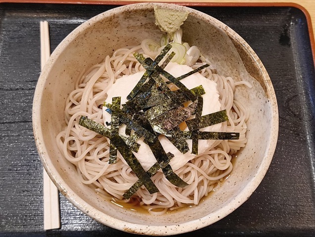 「琴富貴」で「冷し山かけそば」でランチ。メニューが多くて「とろろせいろ」だと思って頼んだのだけれど出て来てビックリ！ 違うじゃないか、そう、これは「山かけ」なのに「まぐろ」じゃない蕎麦なのだよ、でも然りとうまかったのだよ（笑）。（琴富貴：墨田区吾妻橋1）