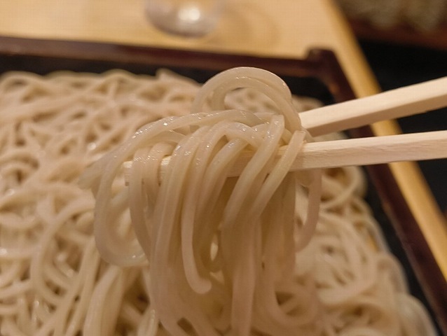 蕎麦手繰る