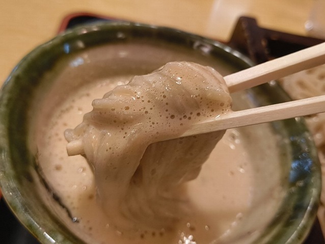 とろろエスプーマをたっぷりつけて食べる