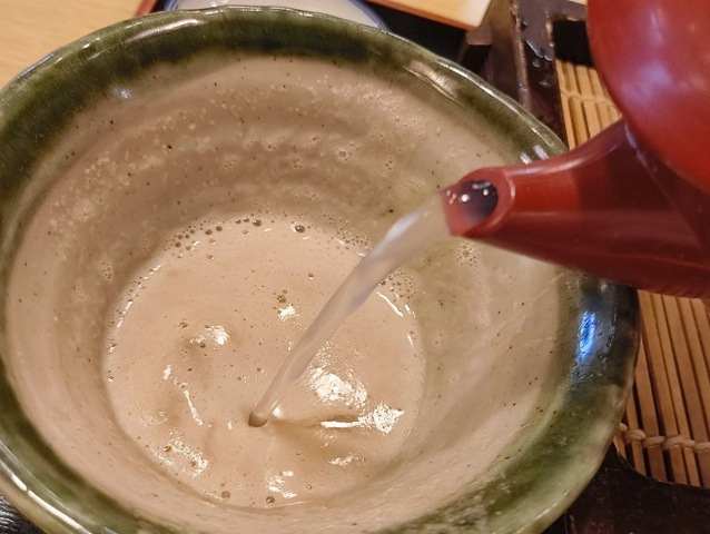 蕎麦湯を注ぐ