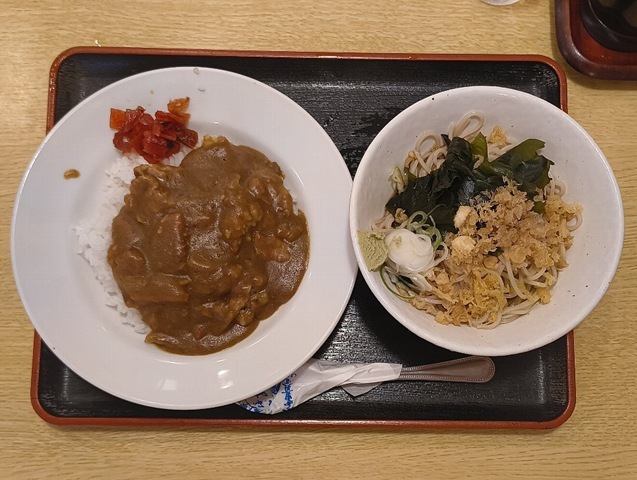 『琴富貴』の「カレーライスセット」（冷したぬき）でランチ。所謂「蕎麦屋のカレー」と『琴富貴』の夏の定番「冷したぬき」である。勿論、これはダブルでうまいのだよ（笑）。（琴富貴：墨田区吾妻橋1）