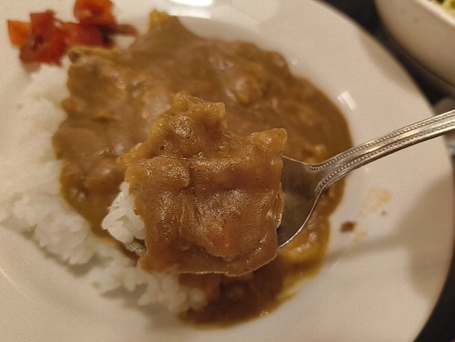 カレーライスを食べる