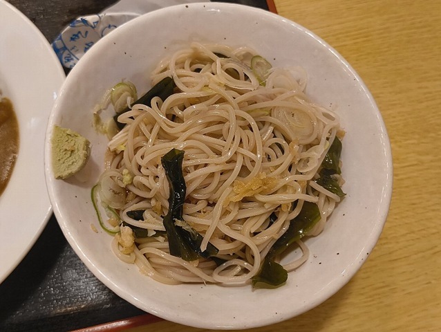 冷やたぬきを掻き混ぜてやる