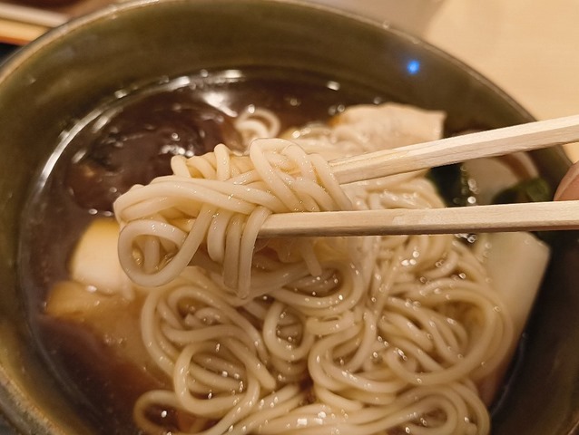 あんの中から引っ張り出すように蕎麦を手繰る