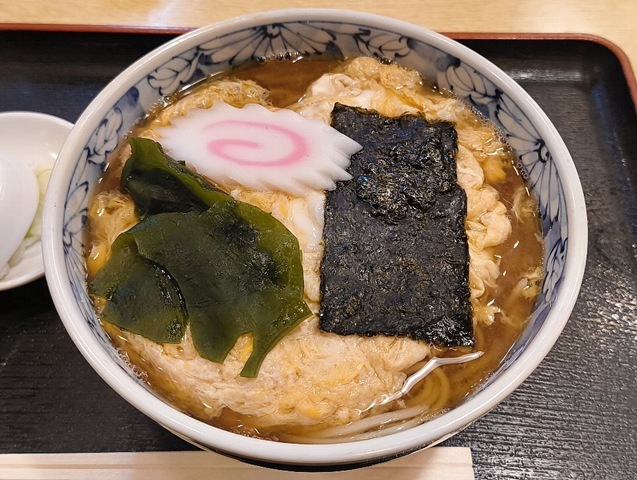玉子の敷き布団と海苔の掛け布団そしてなるとの枕