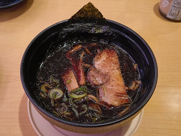 「スシロー」で「黒山椒 濃口黒醤油ラーメン」と「きゅうり巻」でランチ。深黒な、本当に深黒な「スープ」に染められた「チャーシュー」に「メンマ」そして「麺」まで真っ黒なのだが、だけどこれがマジでうまかったのだよ（笑）。（スシロー浅草吾妻橋店：墨田区吾妻橋1丁目）