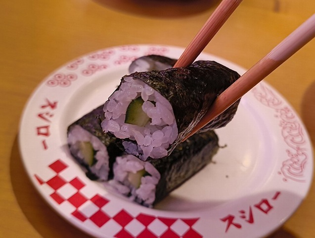 きゅうり巻を食べる