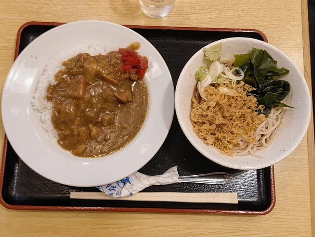 少し寒いけど「琴富貴」の「カレーライスセット」（冷したぬき）を食べたのだ。所謂「蕎麦屋のカレー」と「琴富貴」の定番「冷したぬき」である。この組合せは誰が考えたかは知らないが、いや確かにうまいのだよ（笑）。（琴富貴：墨田区吾妻橋1）