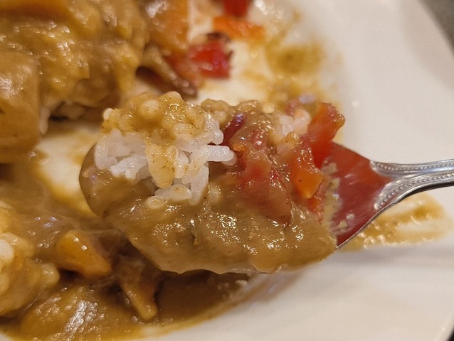 カレーライスを食べる