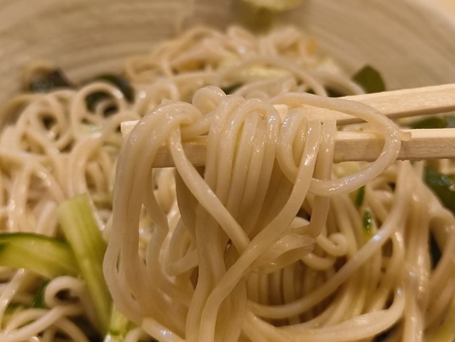 蕎麦を手繰る