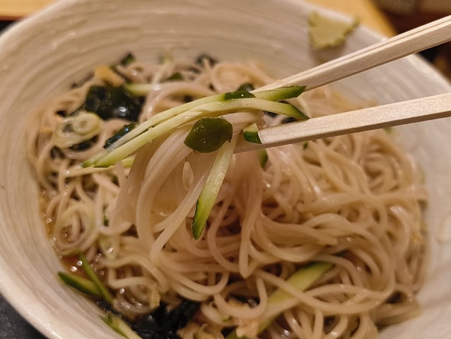 大好きな胡瓜と一緒に蕎麦を手繰る