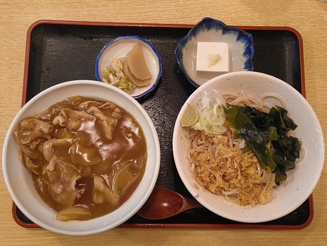 「琴富貴」の「カレー丼セット」（冷したぬき）でランチ。この「カレー丼」は「蕎麦屋」の「カレー丼」の極地の味がする。 その「カレー丼」から一口食べる、そして「冷したぬき」を食べると、 このループがすっと続かないかなと思ってしまう食いしん坊なのよ、あたしは。うまいのだよ（笑）。（琴富貴：墨田区吾妻橋1）