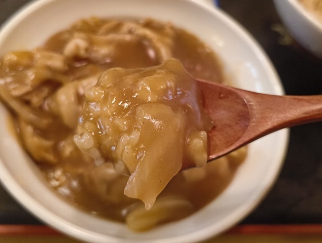カレー丼を食べる