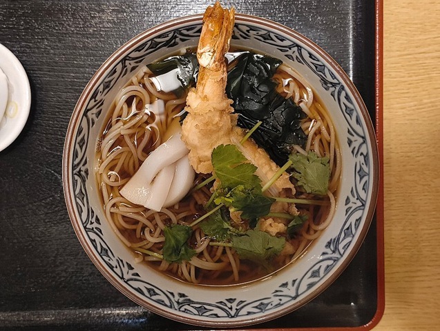 『琴富貴』の「天ぷらそば」（並）でランチ。「天ぷらそば」の醍醐味は衣が剥げそうな海老天をガブリとやり、天ぷらの油が溶け出した汁を蕎麦にたっぷり絡めて一気に手繰ることにある。 うまいのだよ（笑）。（琴富貴：墨田区吾妻橋1）