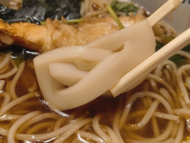 かまぼこも食べる