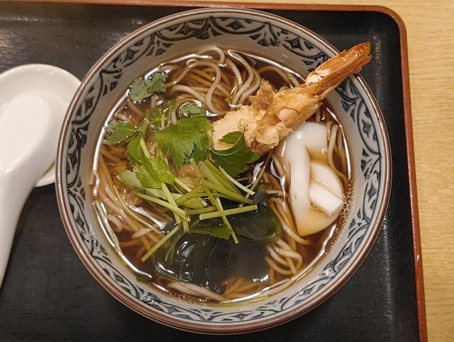 「琴富貴」の「天ぷらそば」(並)でランチ。「天ぷらそば」の楽しみは終わり方にやってくる。「海老天」のふやけた衣のうまさと「海老」のうまさを楽しむ。 そう、もう少しでばらばらになりそうな「海老天」をガブリと囓るのだ。 それがうまいのだよ(笑)。(琴富貴:墨田区吾妻橋1)