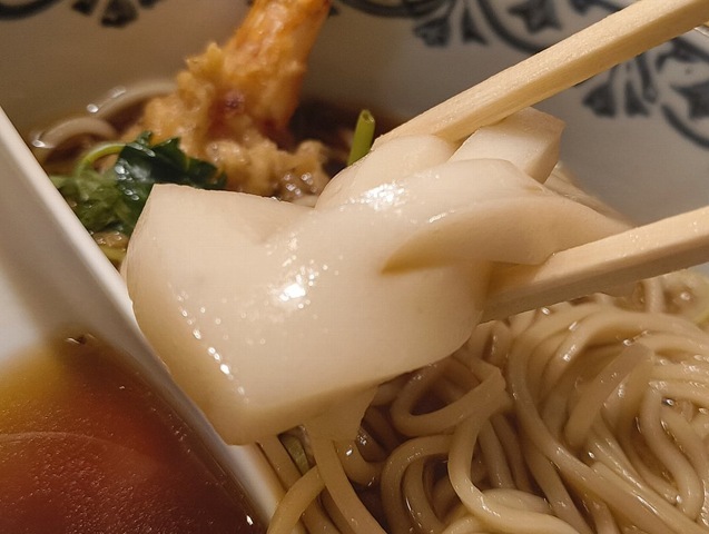 かまぼこを食べる かまぼこを食べる