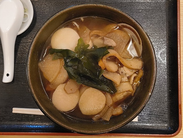 「琴富貴」の「けんちんそば」でランチ。「にんじん」や「ごぼう」と「里芋」それに「さつまあげ」等が入った具沢山の汁は良いのだが、最後に「豚肉」を見つけてしまったあたしは（これじゃ）「豚汁」じゃん（だけど醤油味だ）、と呟いたのだ。まあ、うまいからいいのだけれど（笑）。（琴富貴：墨田区吾妻橋1）