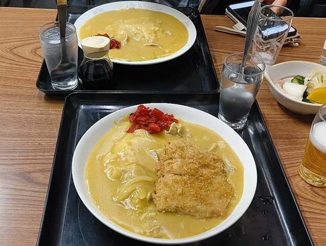 家人と一緒に「東嶋屋」で「カツカレー」（ご飯半分）と「ライスカレー」でランチにしたのだ。今年のピカ1は「東嶋屋」の「カツカレー」なのだが、今度は夜に来ようと家人と誓ったのだよ。勿論、うまいかったのだ（笑）。（東嶋屋：竜泉一丁目）