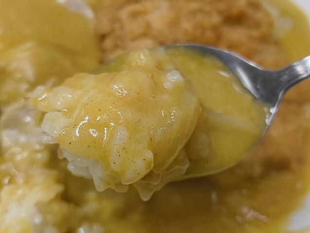 ライスカレーを食べる