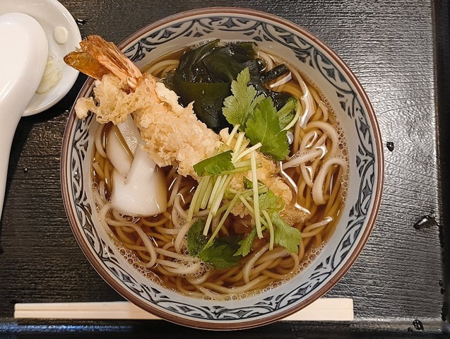 「琴富貴」の「天ぷらそば」（並）でランチ。 「天ぷらそば」の醍醐味は、「天ぷら」の衣が徐々に汁を含んでゆき、 もう少しでばらばらになりそうなその姿をガブリとやることなのだ。勿論、うまいのだよ（笑）。（琴富貴：墨田区吾妻橋1）