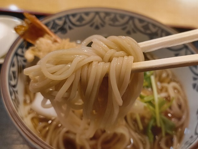 蕎麦を手繰る