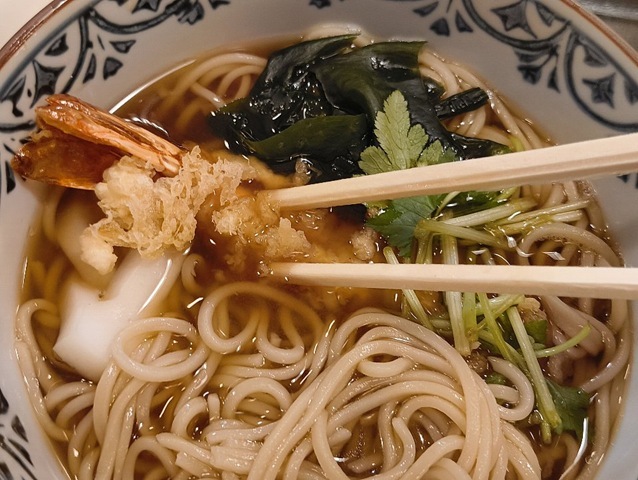 汁の中に海老天を沈める