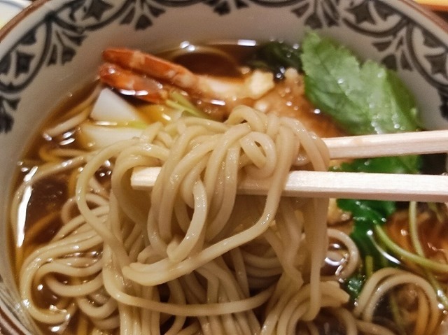 蕎麦を手繰る