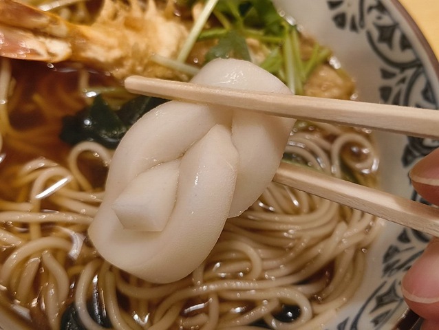 かまぼこを食べる